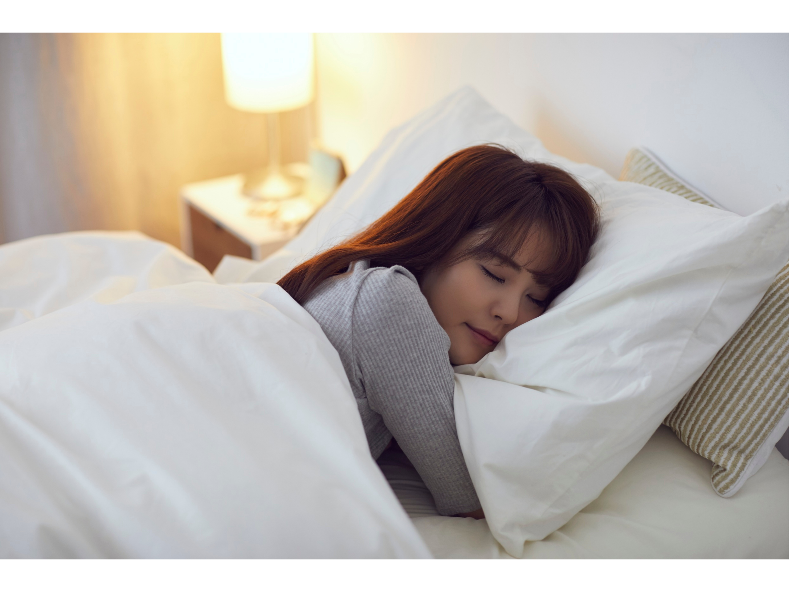 夜にぐっすり眠っている女性